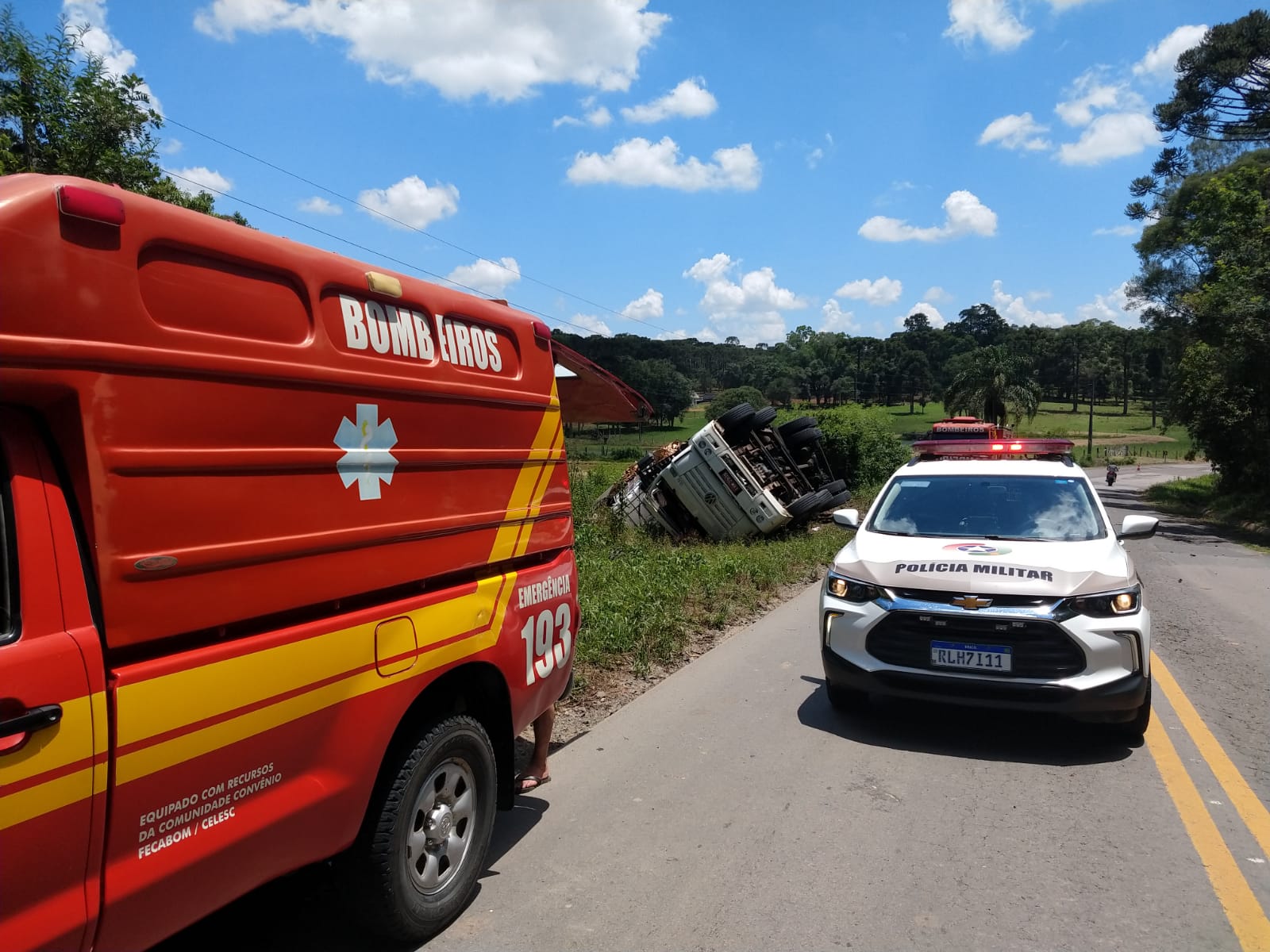 Condutor alega desviar de buracos e caminhão tomba na SC-477, em Papanduva