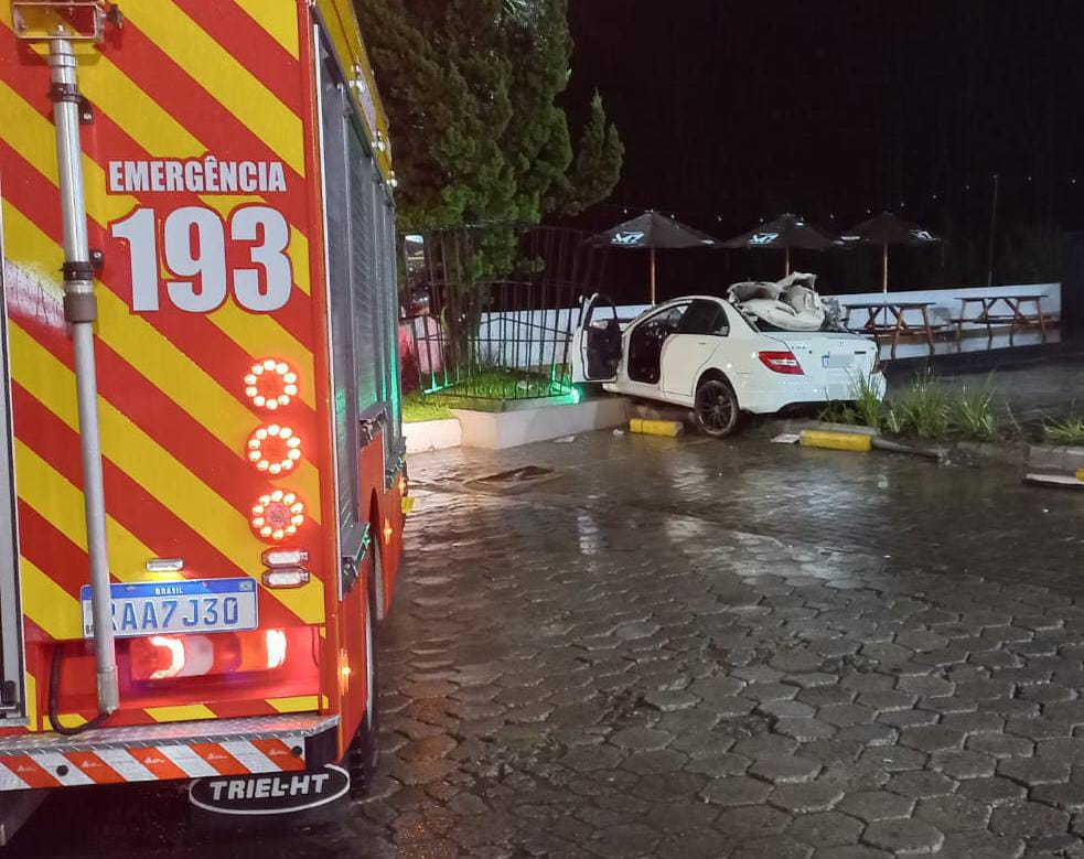 Dois homens morrem após grave acidente no município de Mafra