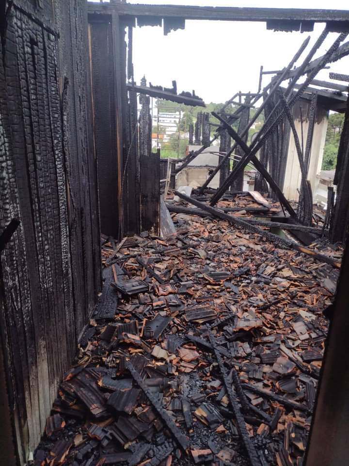 Incêndio atinge residência no centro de Itaiópolis