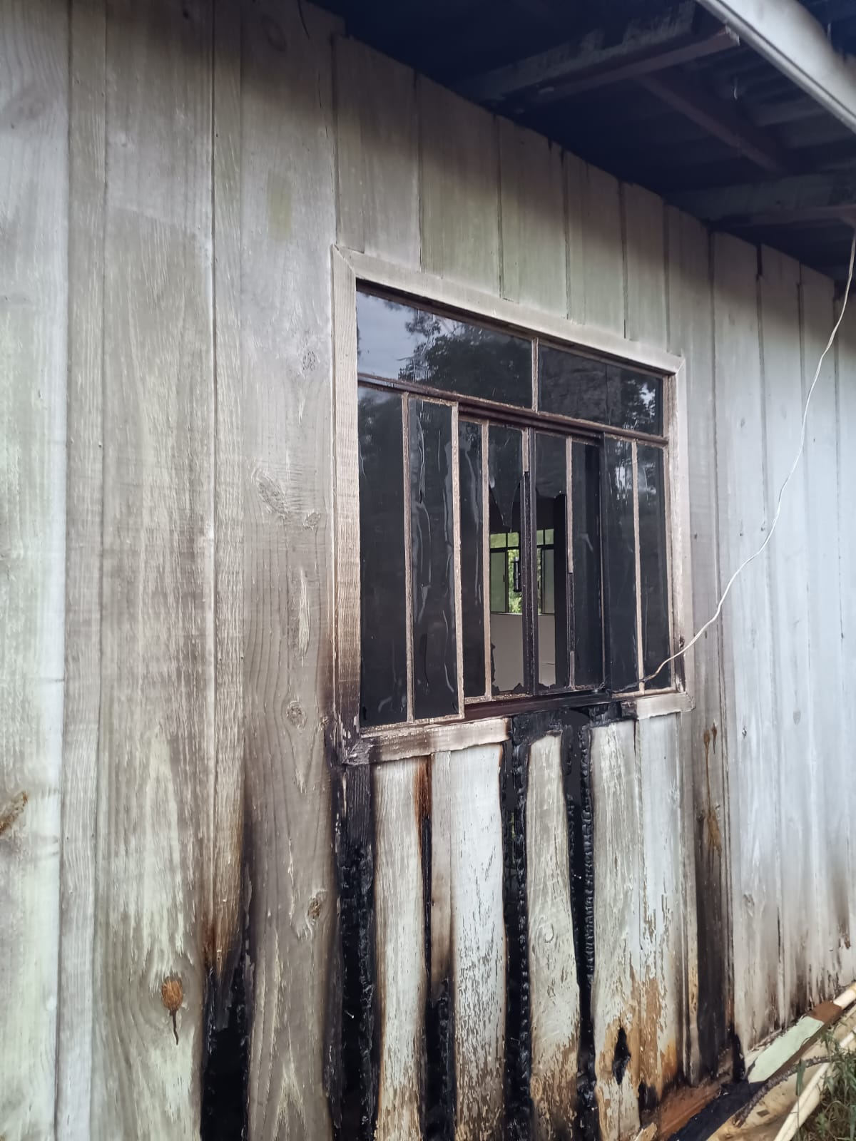 Bombeiros controlam incêndio em residência, em Monte Castelo