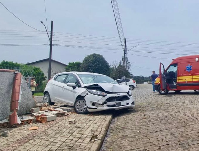 PAPANDUVA: acidente entre dois automóveis é registrado no centro