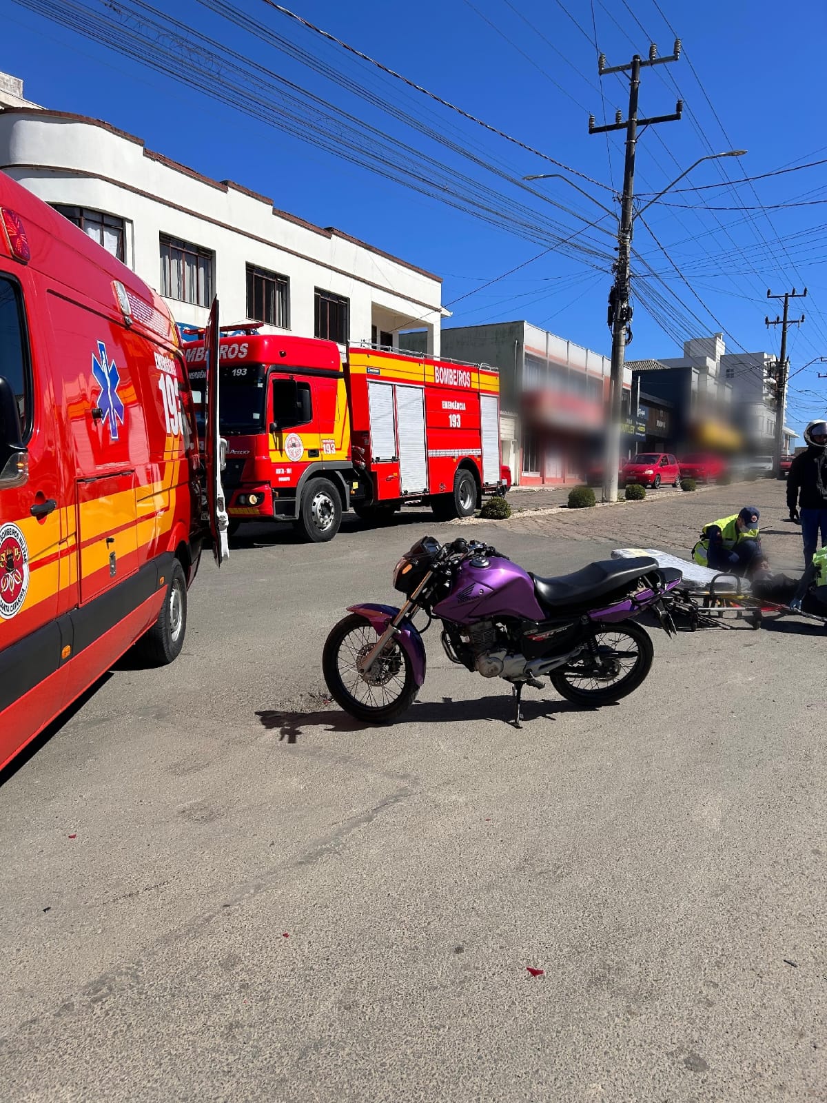 PAPANDUVA: uma pessoa fica ferida após colisão entre automóvel e motocicleta