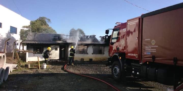 Bombeiros são acionados para ocorrência de incêndio na SC-477, em Itaiópolis