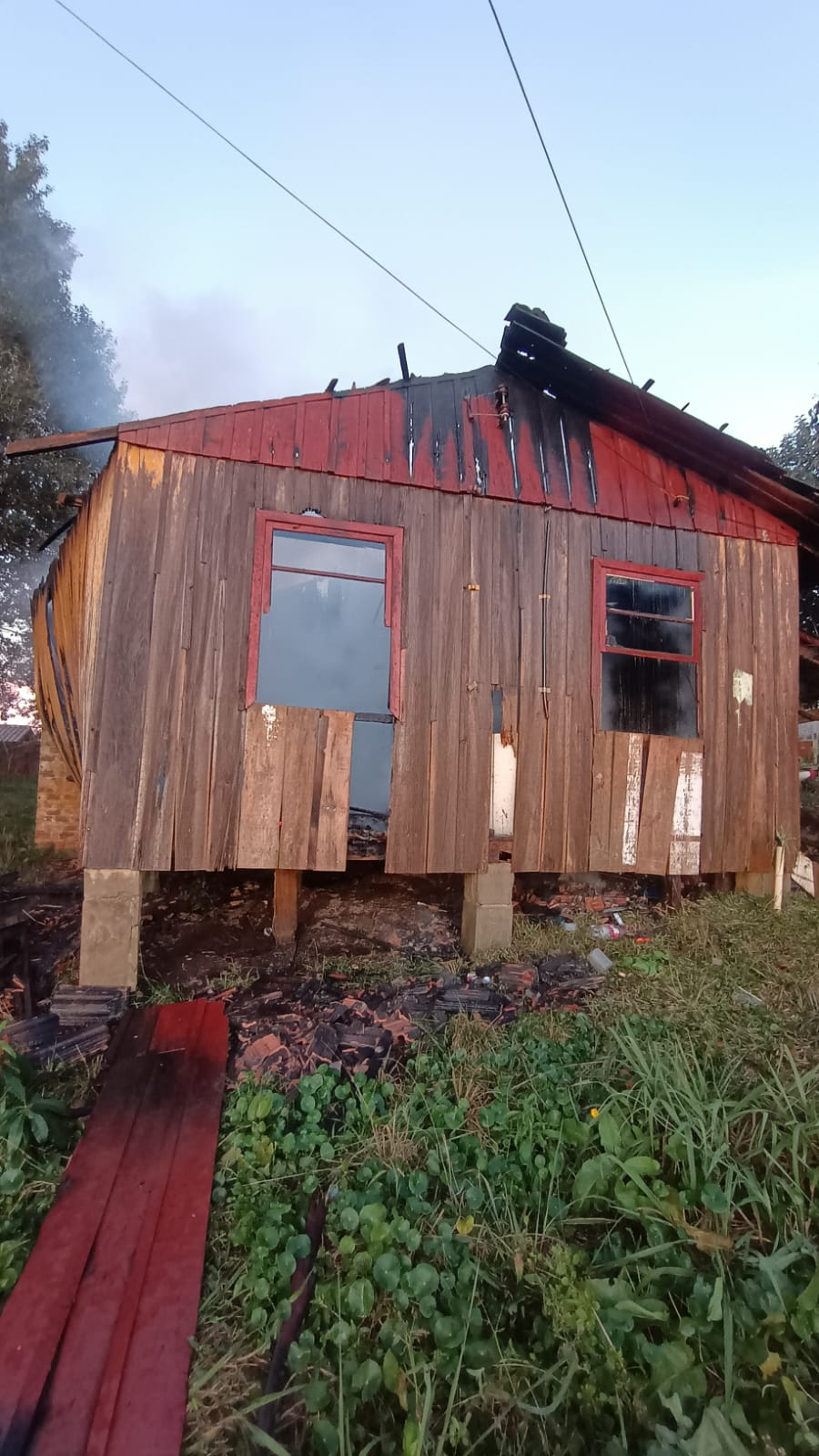 INCÊNDIO: residência é consumida pelo fogo no Planalto Norte