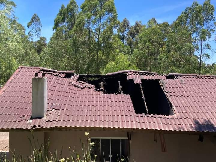 Residência é parcialmente destruída por incêndio, em Itaiópolis