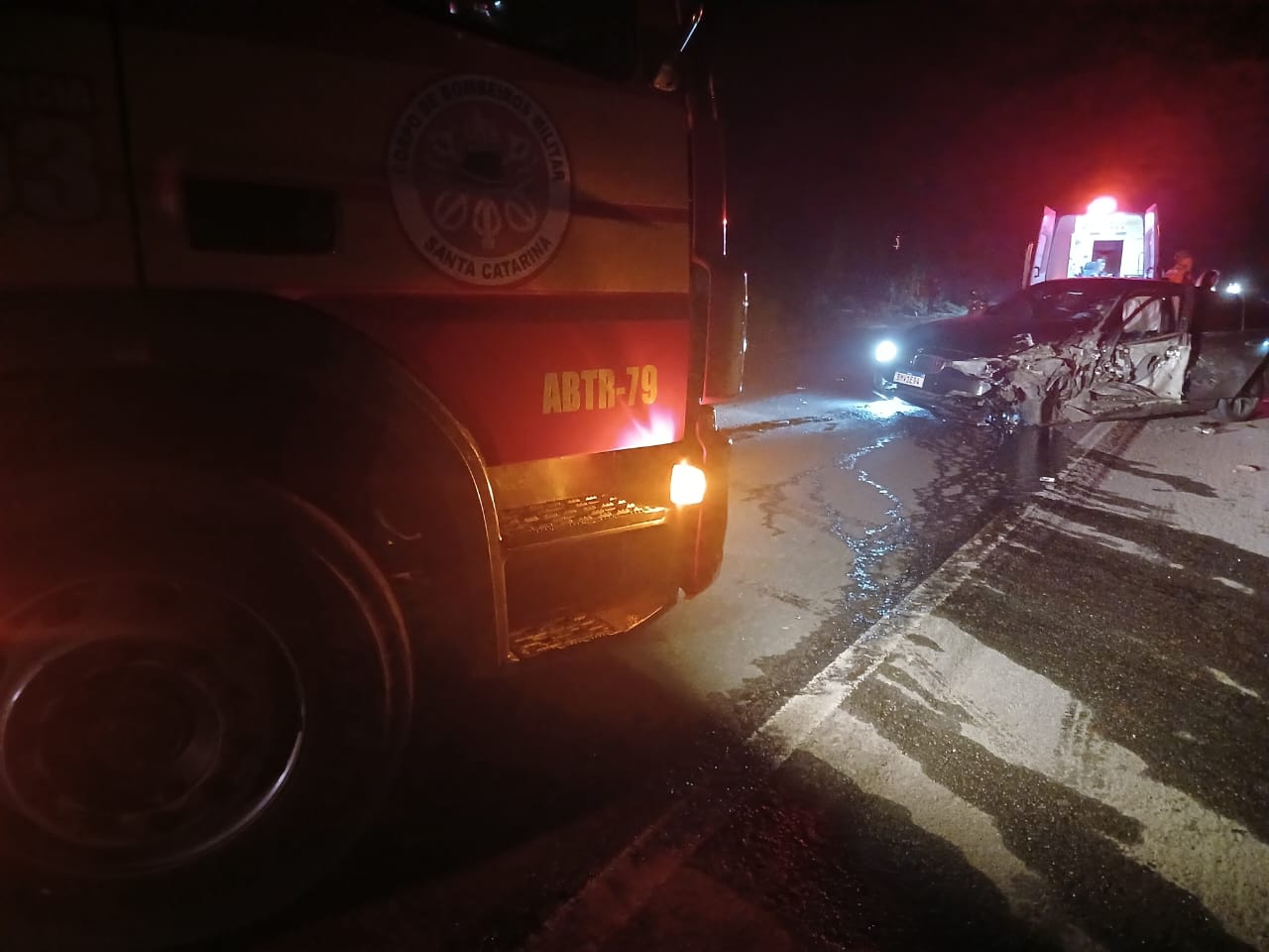 Colisão frontal entre carros deixa feridos na BR-280 no Planalto Norte