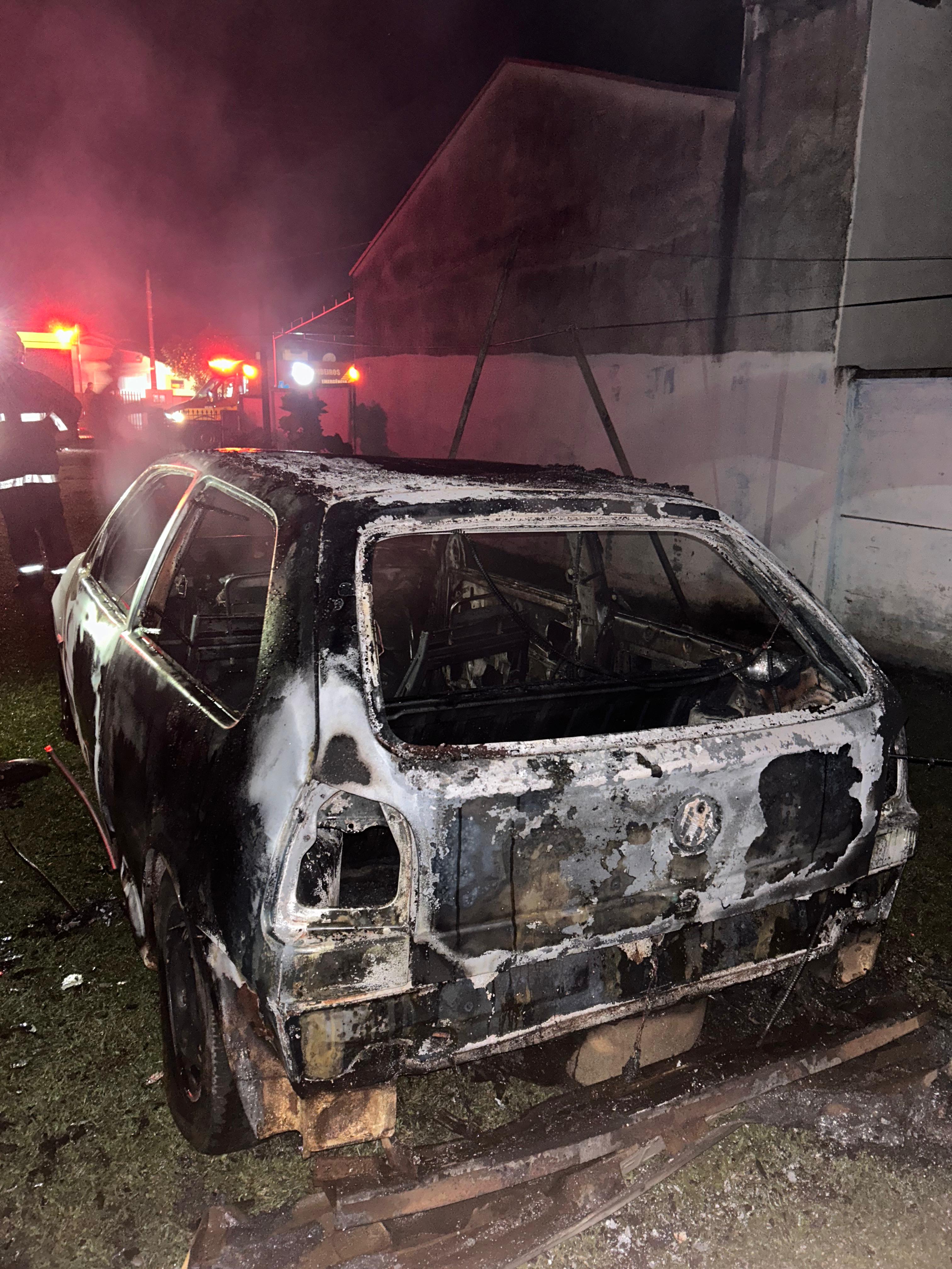 PAPANDUVA: veículo é destruído por incêndio