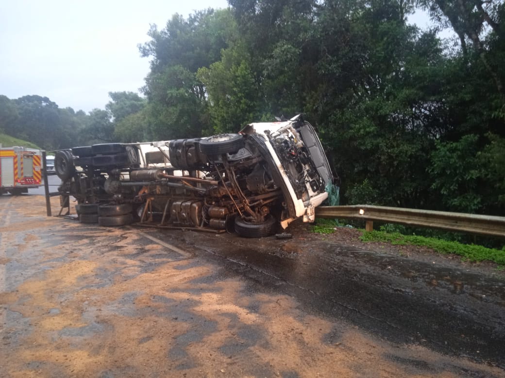 Colisão frontal entre caminhões bloqueia a BR-116, em Santa Cecília