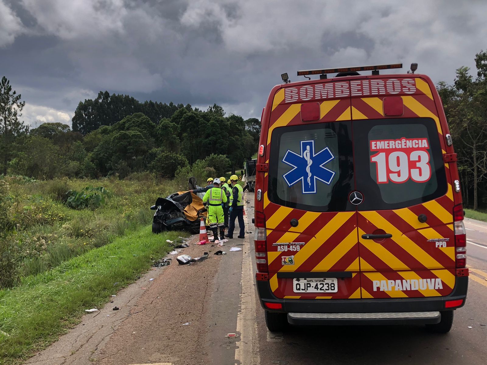 ATUALIZAÇÃO: duas pessoas morrem em acidente na BR-116, em Papanduva