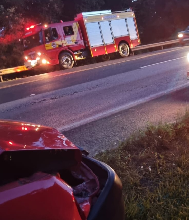 Acidente entre carro e caminhão deixa um ferido na BR-116, no Planalto Norte