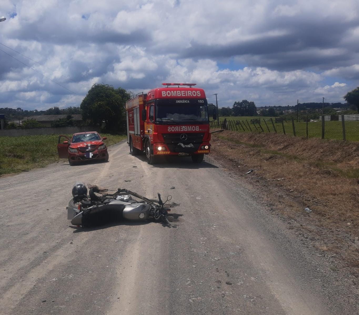 Carro e motocicleta se envolvem em acidente no bairro São Cristóvão, em Papanduva