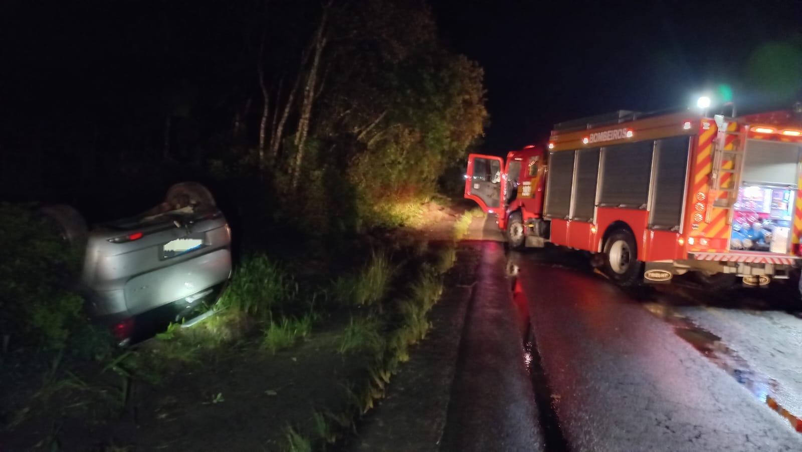 Saída de pista seguida de capotamento é registrado na SC-477, em Canoinhas