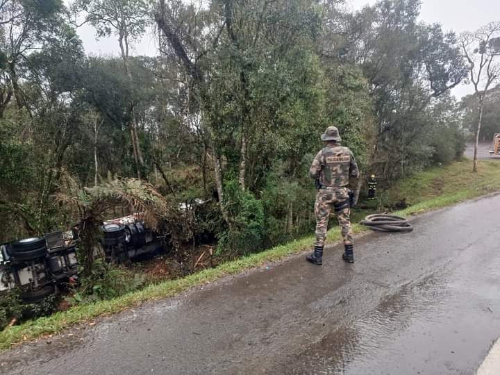 REGIÃO: carreta com carga de combustível tomba na BR-116, em Monte Castelo