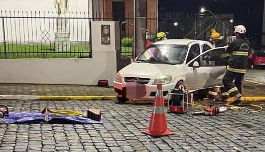 Acidente mobiliza Bombeiros Voluntários no centro de Itaiópolis