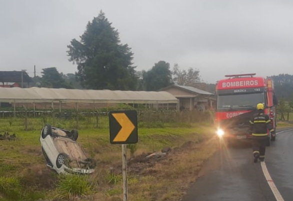 Saída de pista seguida de capotamento é registrado na SC-477, em Papanduva