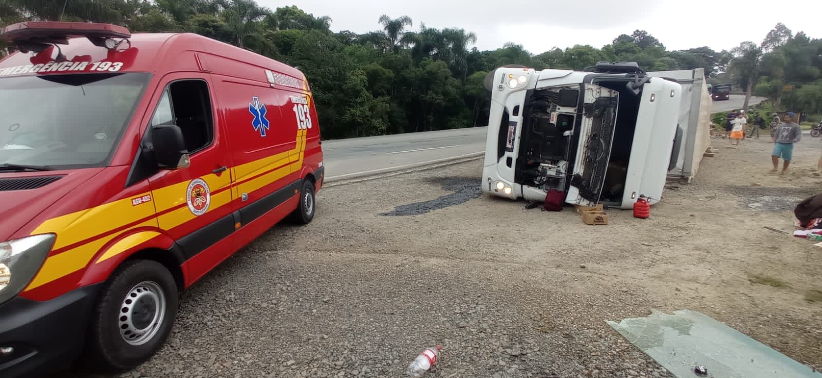 Saída de pista seguida de tombamento de carreta é registrado no Planalto Norte Catarinense