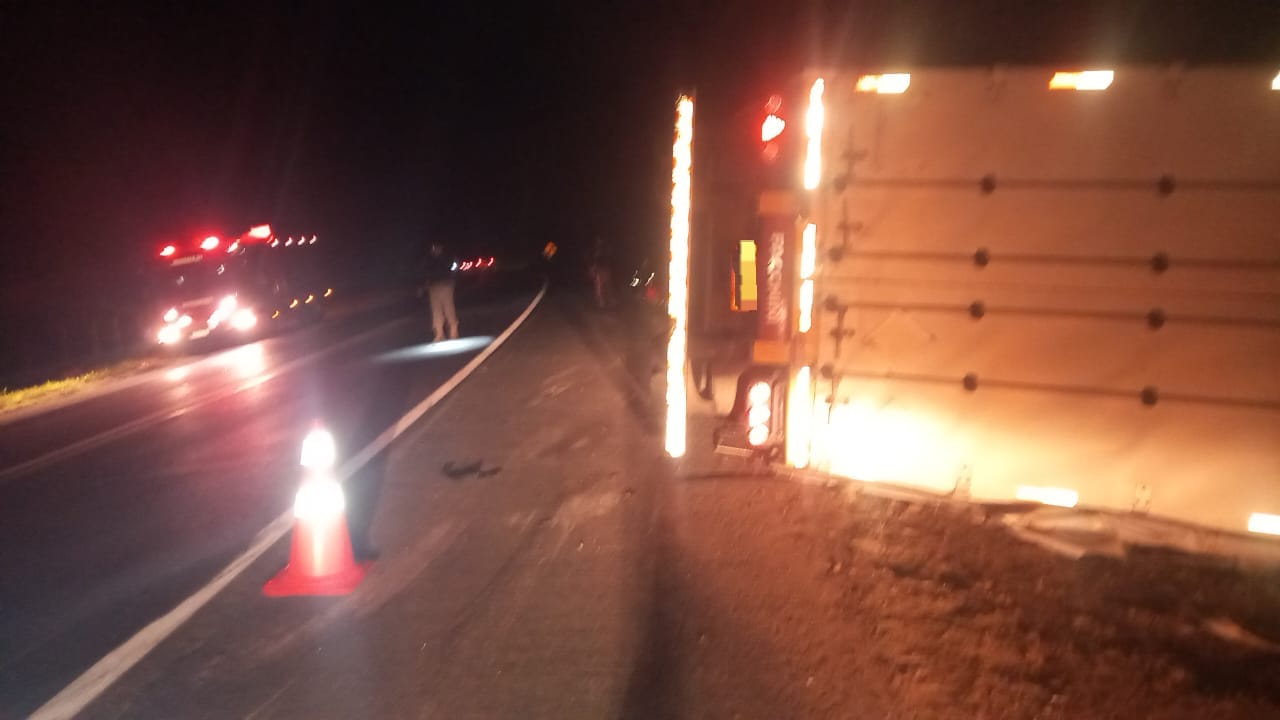 Tombamento de carreta deixa condutor ferido na BR-280, no Planalto Norte Catarinense