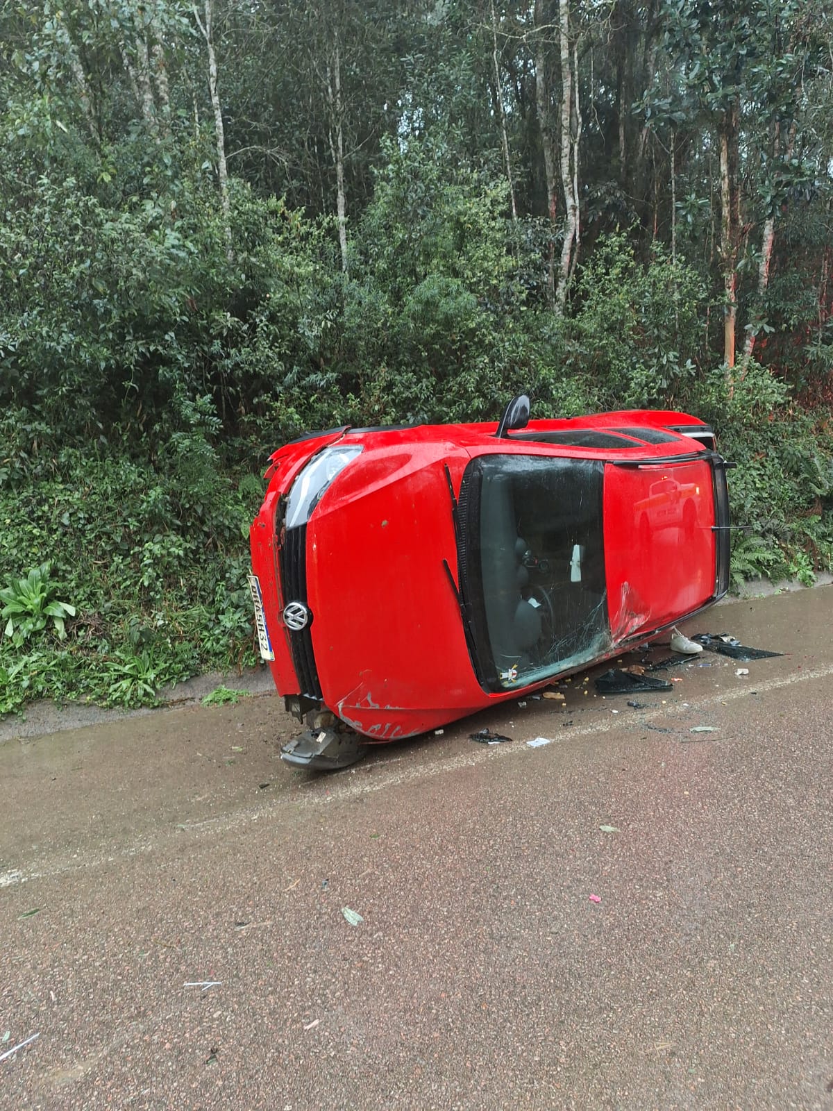 ITAIÓPOLIS: saída de pista seguida de capotamento é registrado na SC-477